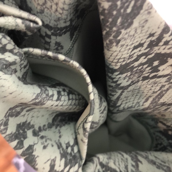 Fabletics Womens Green Snake Print Capri Leggings Stretch XXS XXSMALL - Picture 6 of 6